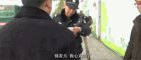 电瓶车要超电瓶车 刮擦后俩车主打起来